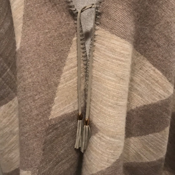 Marc New York Andrew Marc pretty poncho- one size - Picture 4 of 4